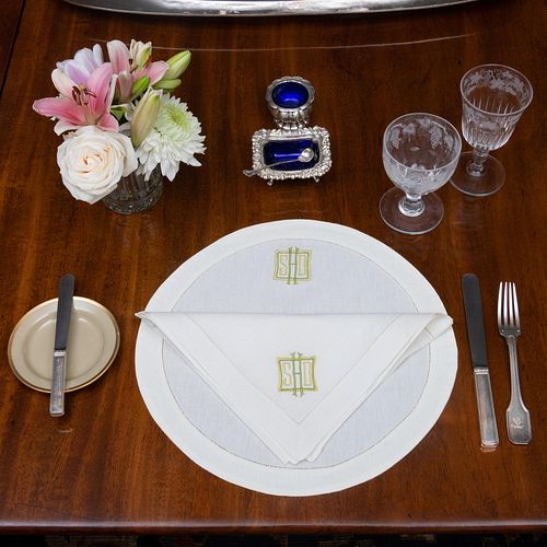 GROUP OF MONOGRAMMED TABLE LINENSComprising Six 2e39f3