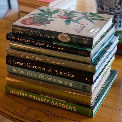 GROUP OF EIGHT BOOKS ON GARDENS 2e3a3c