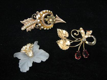 Assortment of three gold pins 