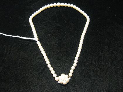 Single cultured pearl strand  49f78
