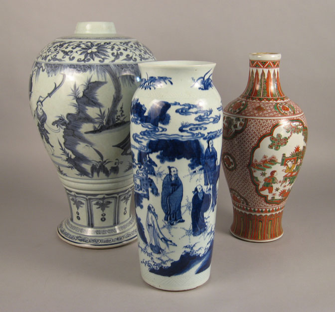 Group of three Chinese porcelain 49bb6
