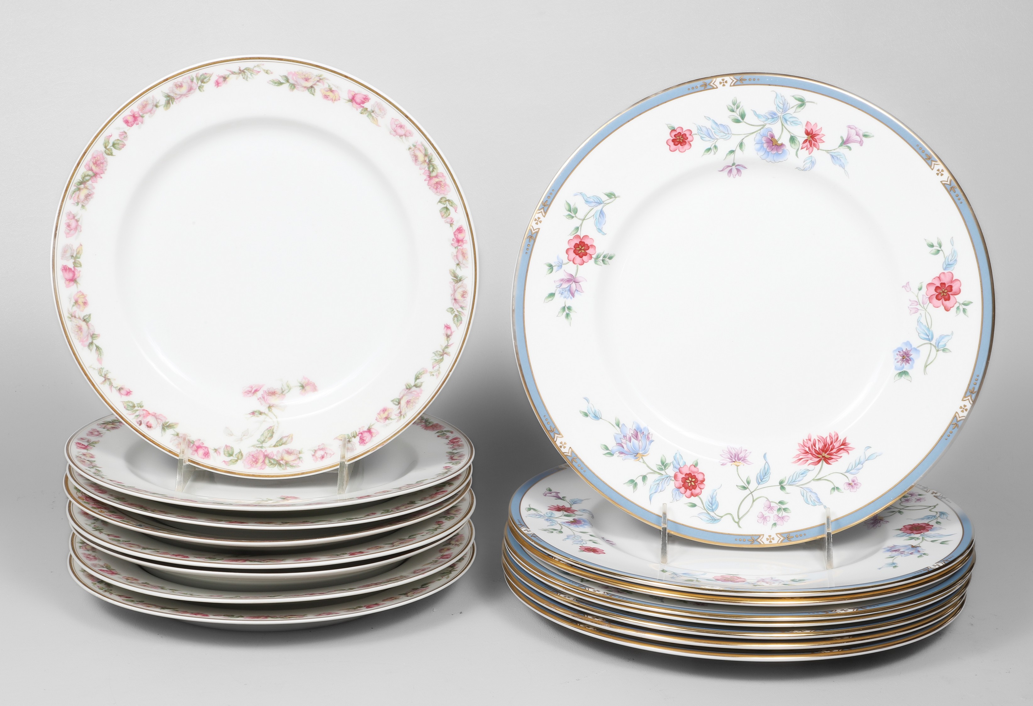(16) Porcelain dinner plates, c/o