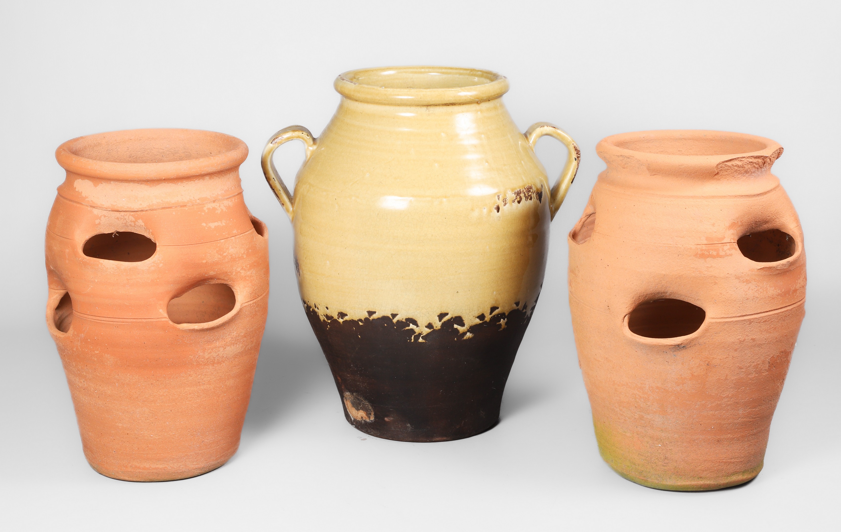  3 Terracotta planters c o 2  2e1761