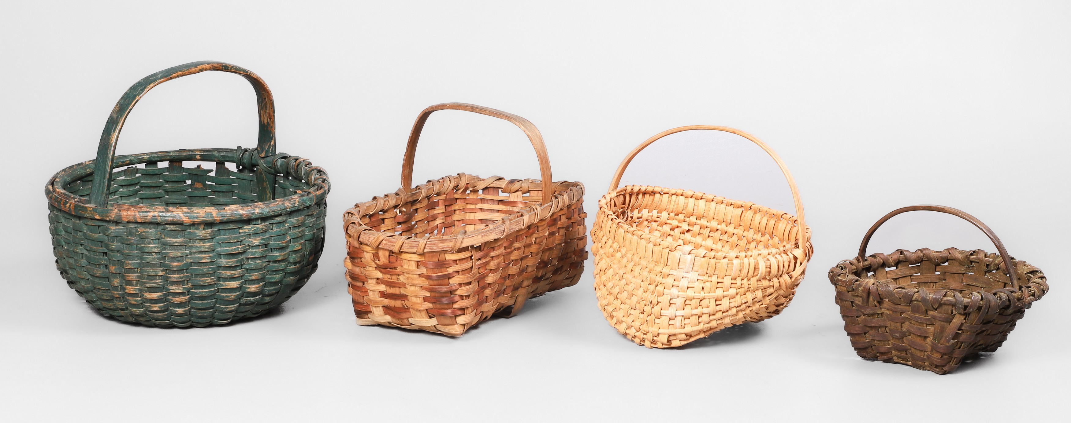  4 Miniature baskets with bent 2e1802