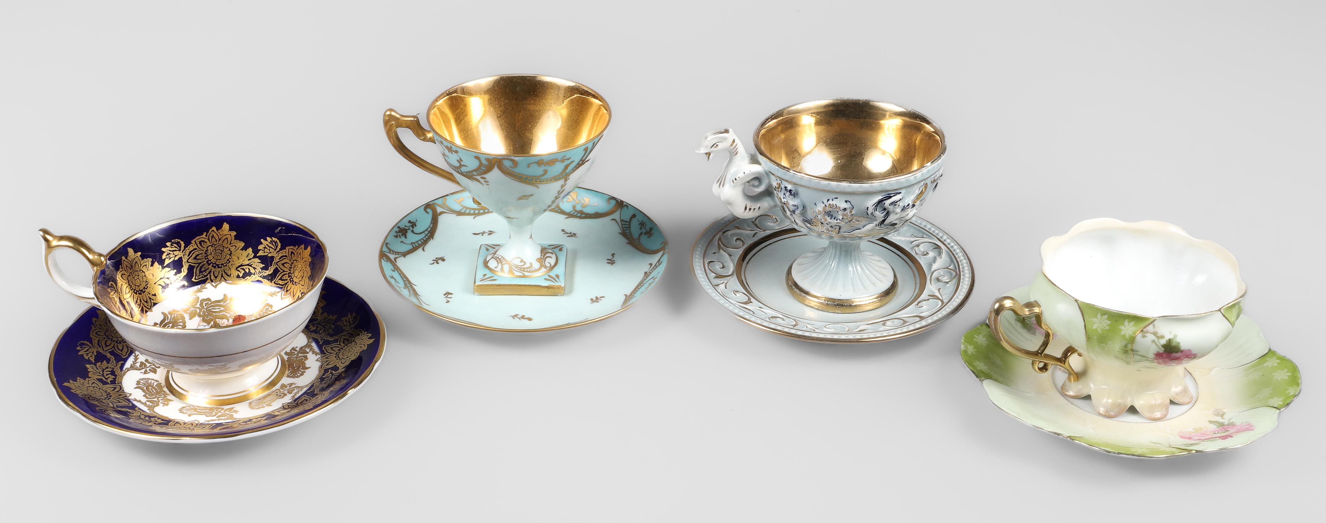  4 Porcelain cup saucer sets  2e1942