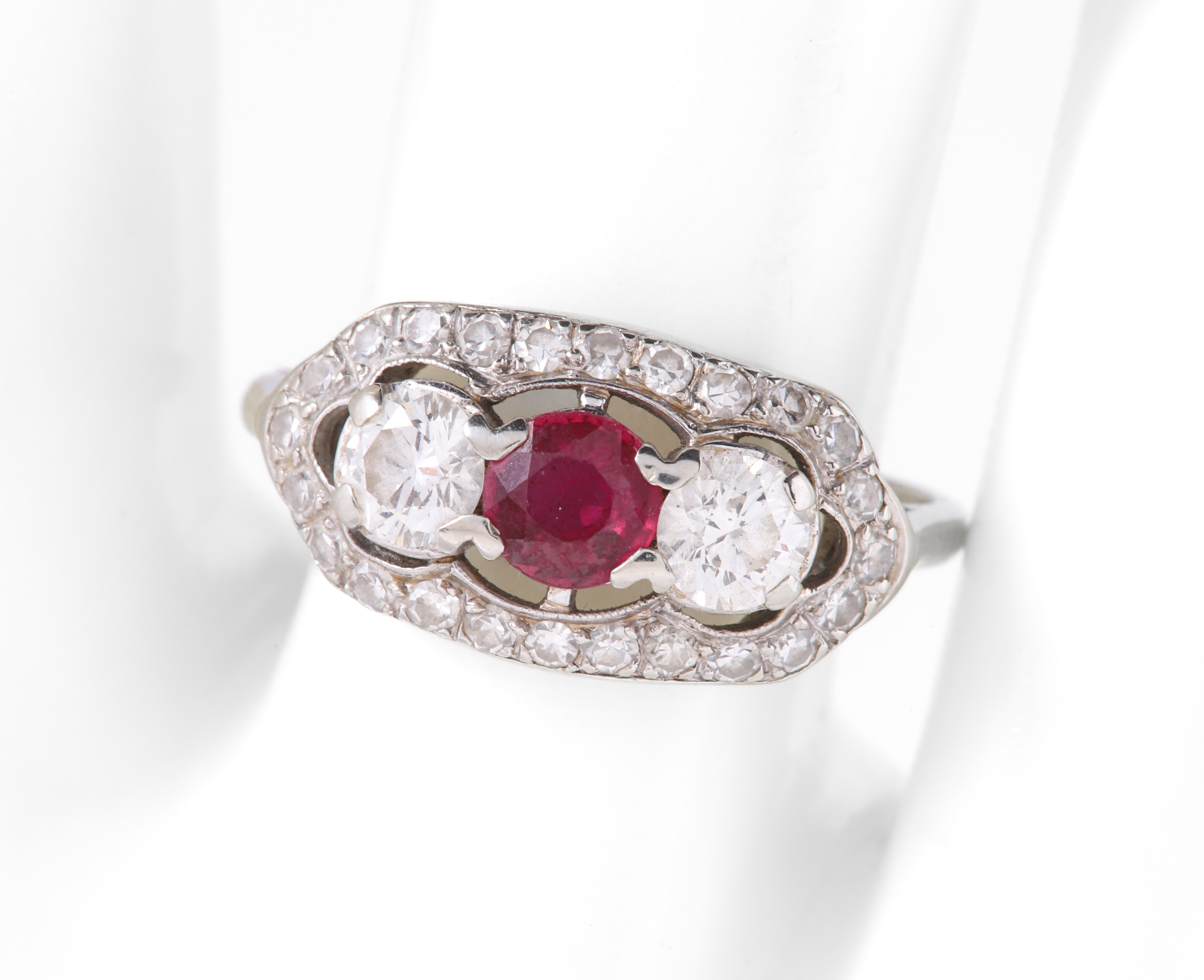 18K Art Deco diamond and ruby ring  2e1c08