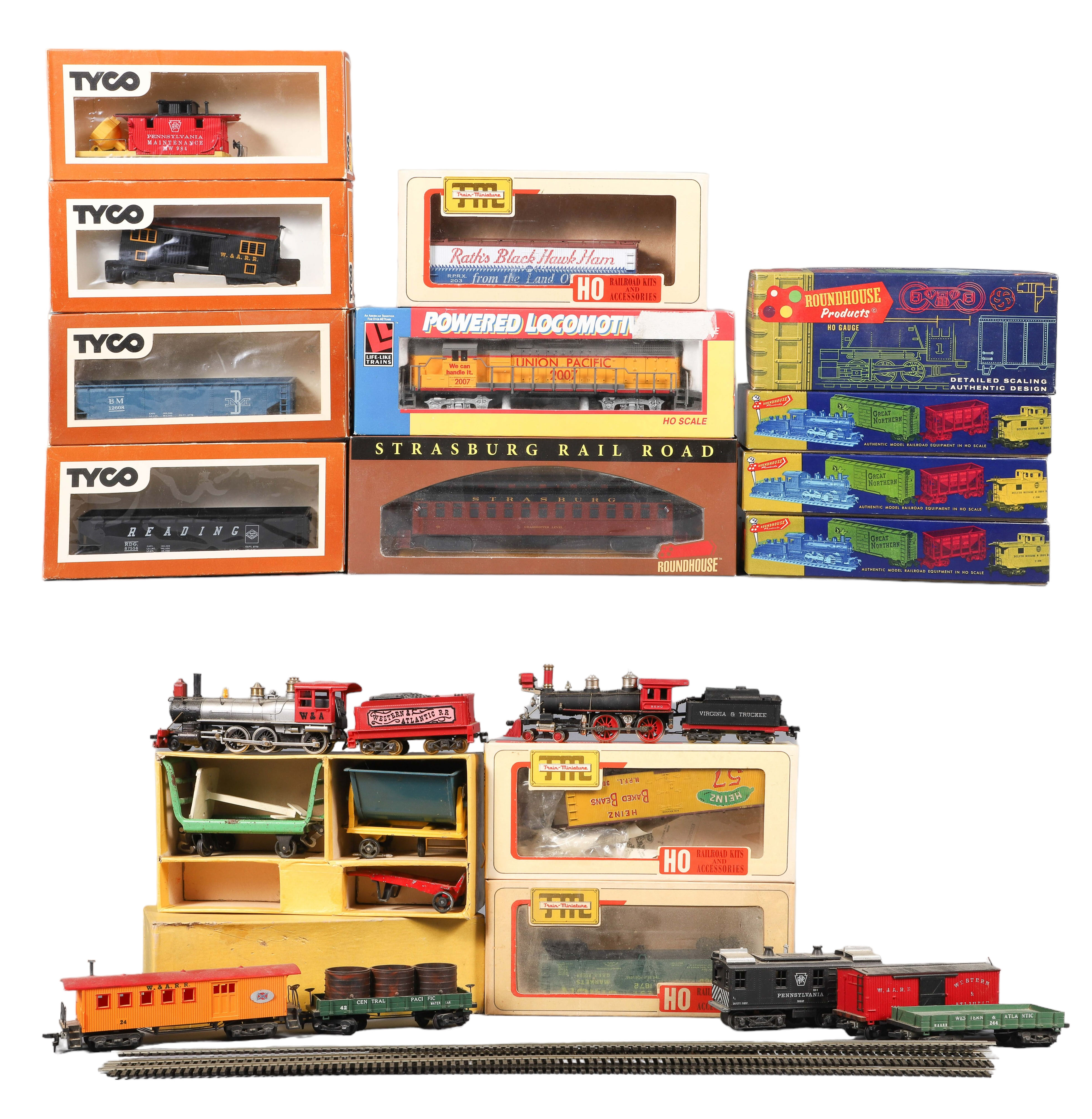 Lot of HO scale train cars, most