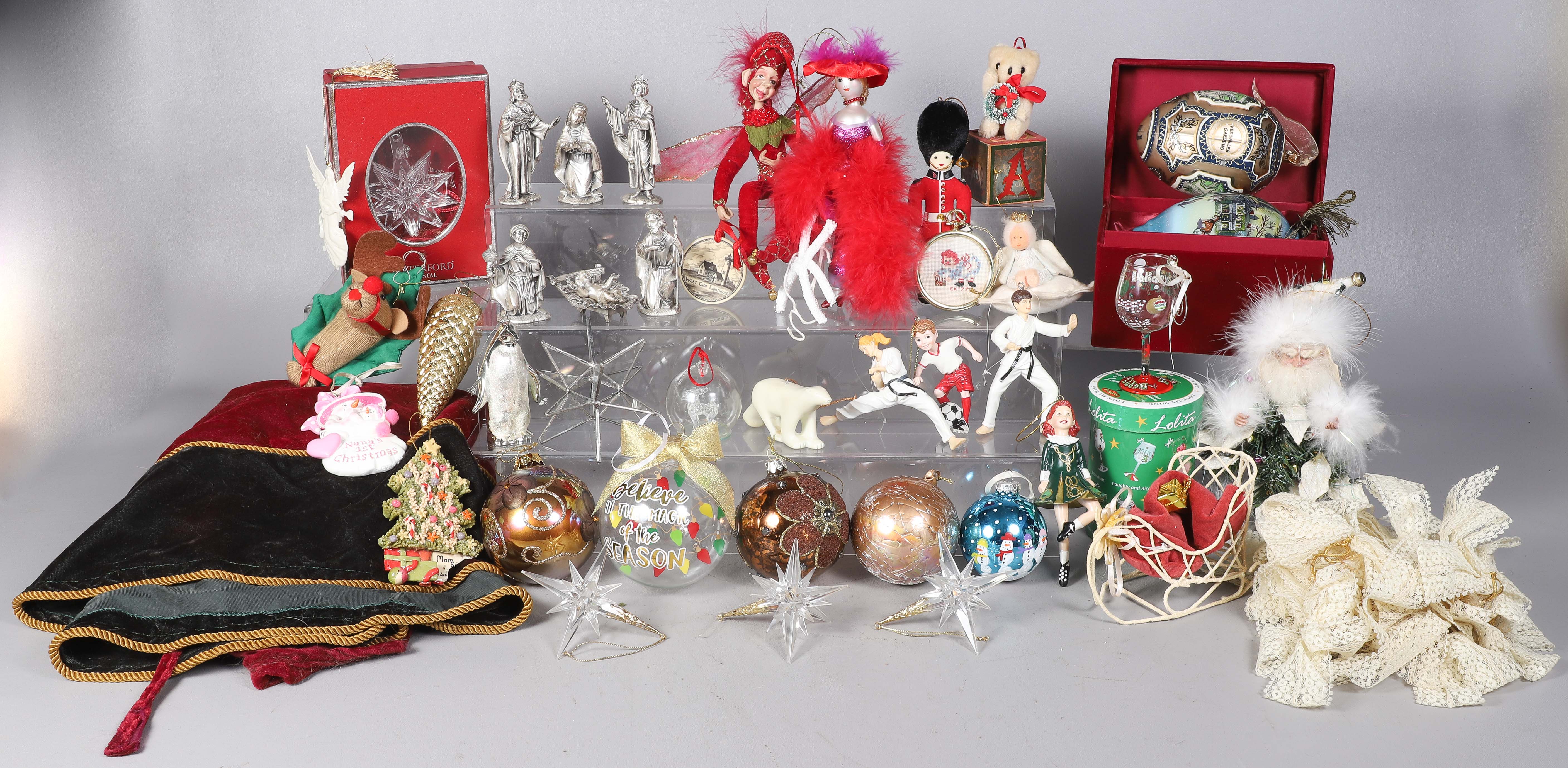 Lot of Christmas items including 2e1f0b