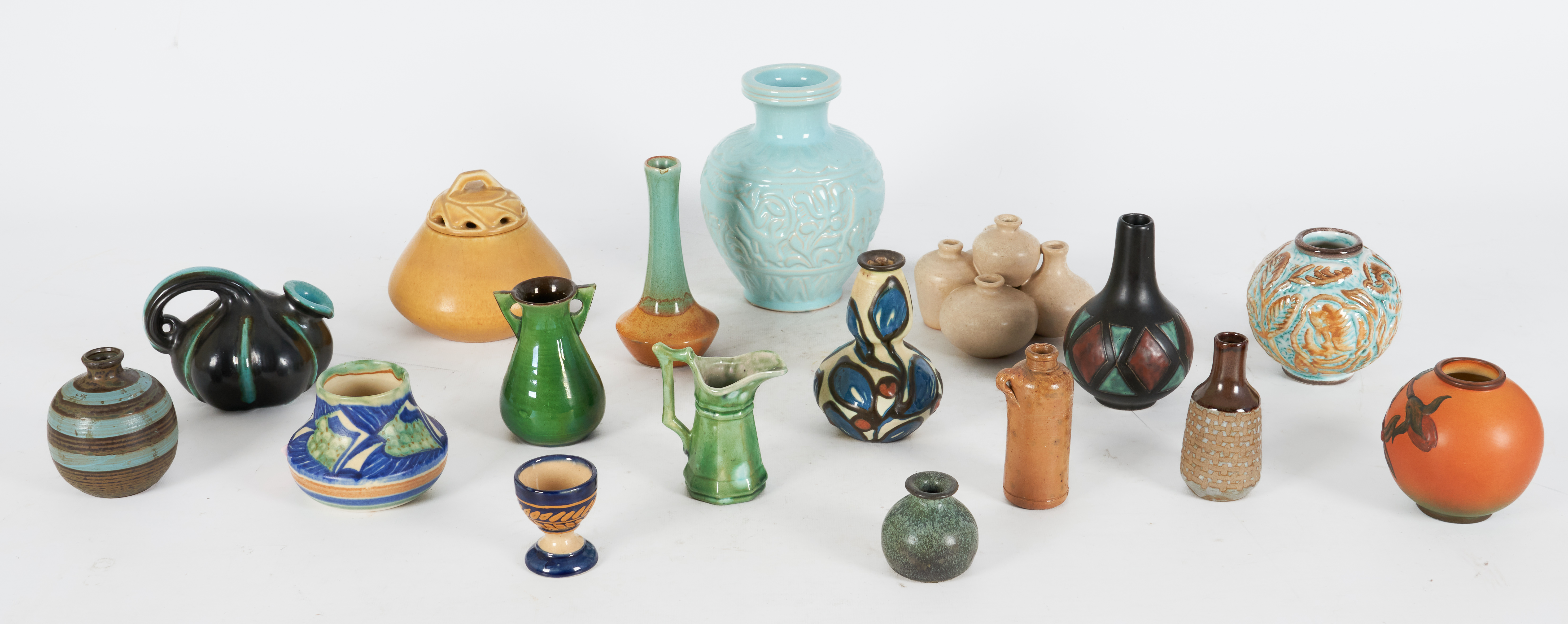 (17) Miniature pottery vases to