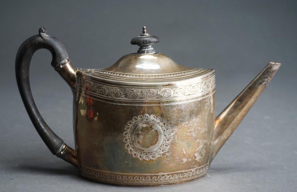 GEORGE III STERLING SILVER TEAPOT  2e4d40