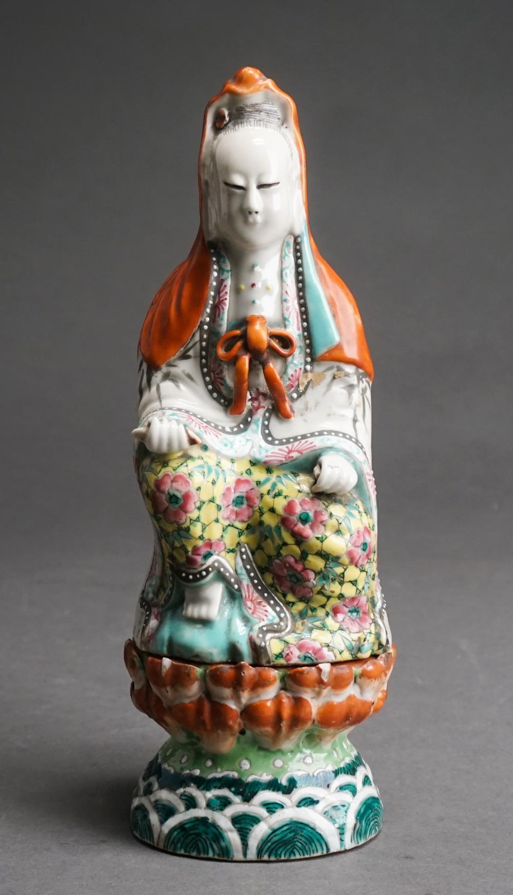 CHINESE PORCELAIN FIGURE OF SEATED 2e4d53