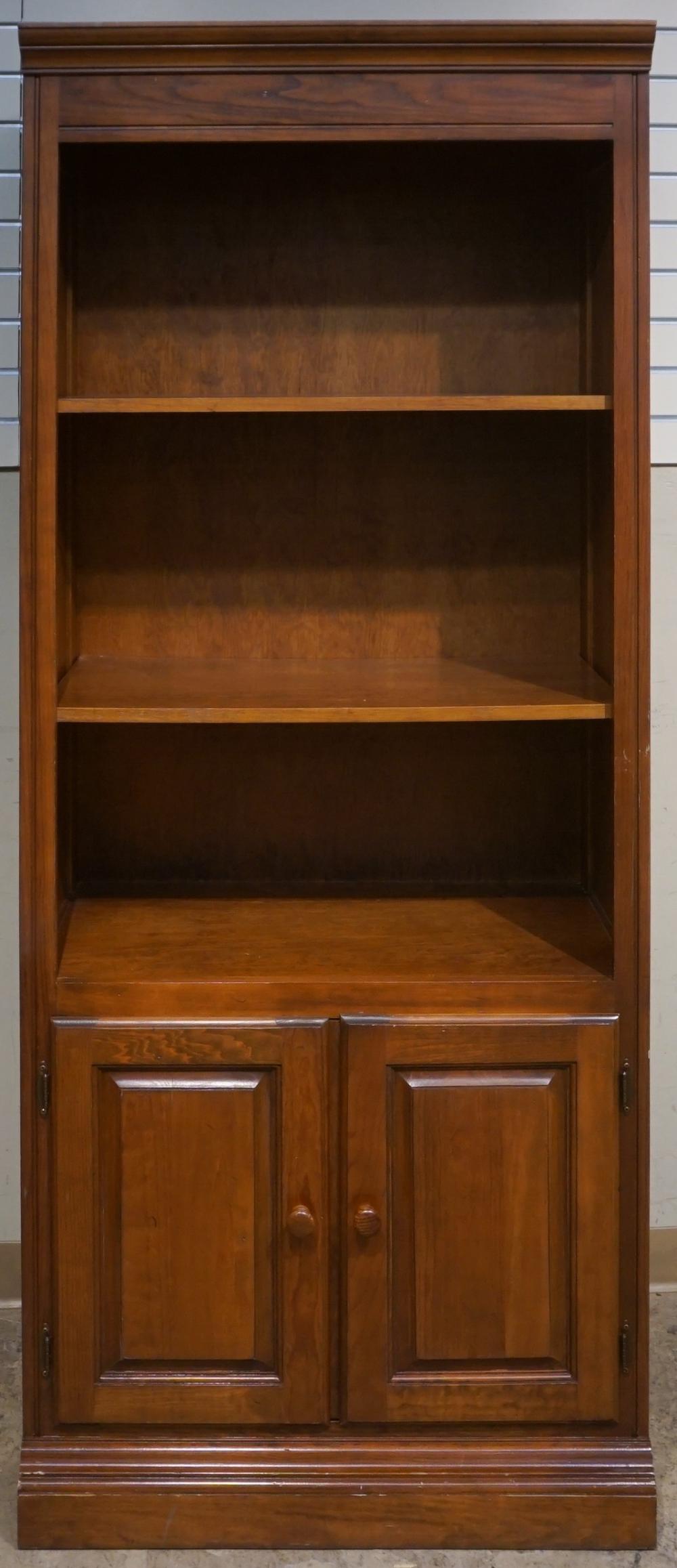 EARLY AMERICAN STYLE MAPLE BOOKCASE 2e4ded