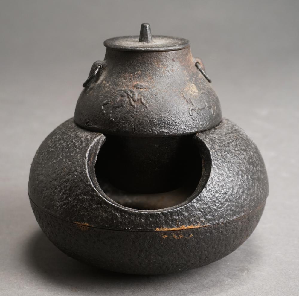 JAPANESE CAST IRON WELL ON WARMING 2e4ed9