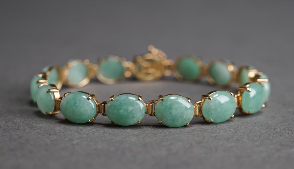 14 KARAT YELLOW GOLD AND JADE BRACELET 2e4f3f