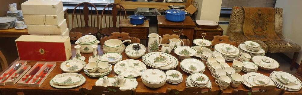 ASSEMBLED CHRISTMAS TREE DINNER SERVICE