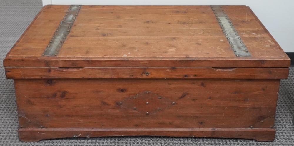 EARLY AMERICAN STYLE CEDAR BLANKET CHEST,