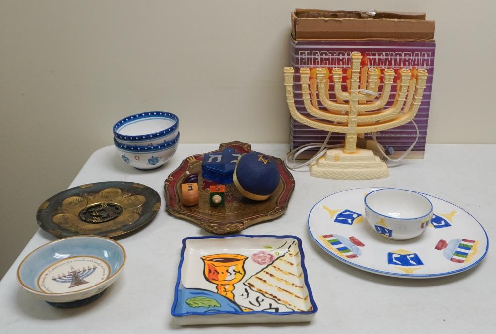 COLLECTION OF JUDAICA INCLUDING 2e5123