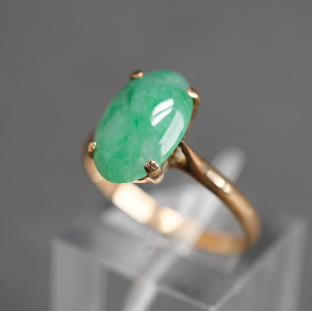 14 KARAT YELLOW GOLD AND JADE RING  2e518b