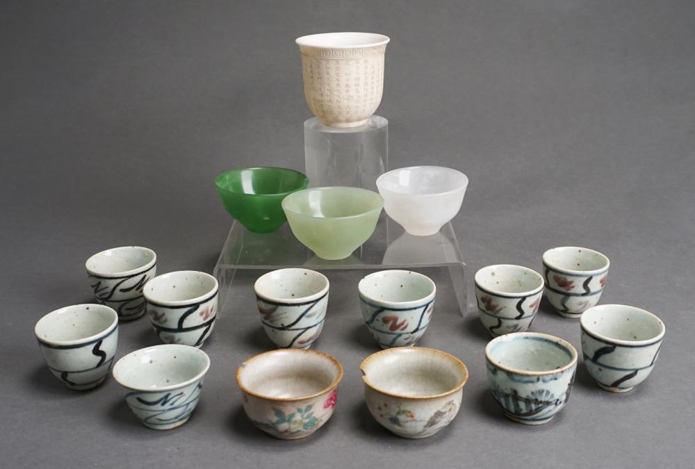 GROUP OF SIXTEEN CHINESE PORCELAIN 2e51d0