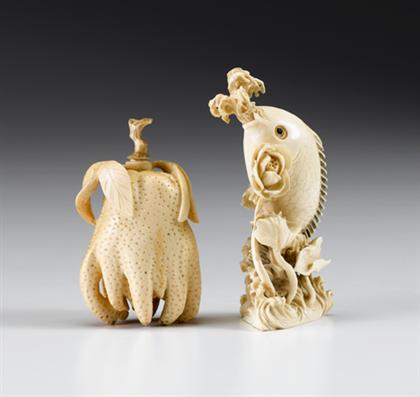 Two Chinese ivory snuff bottles 4a1d9