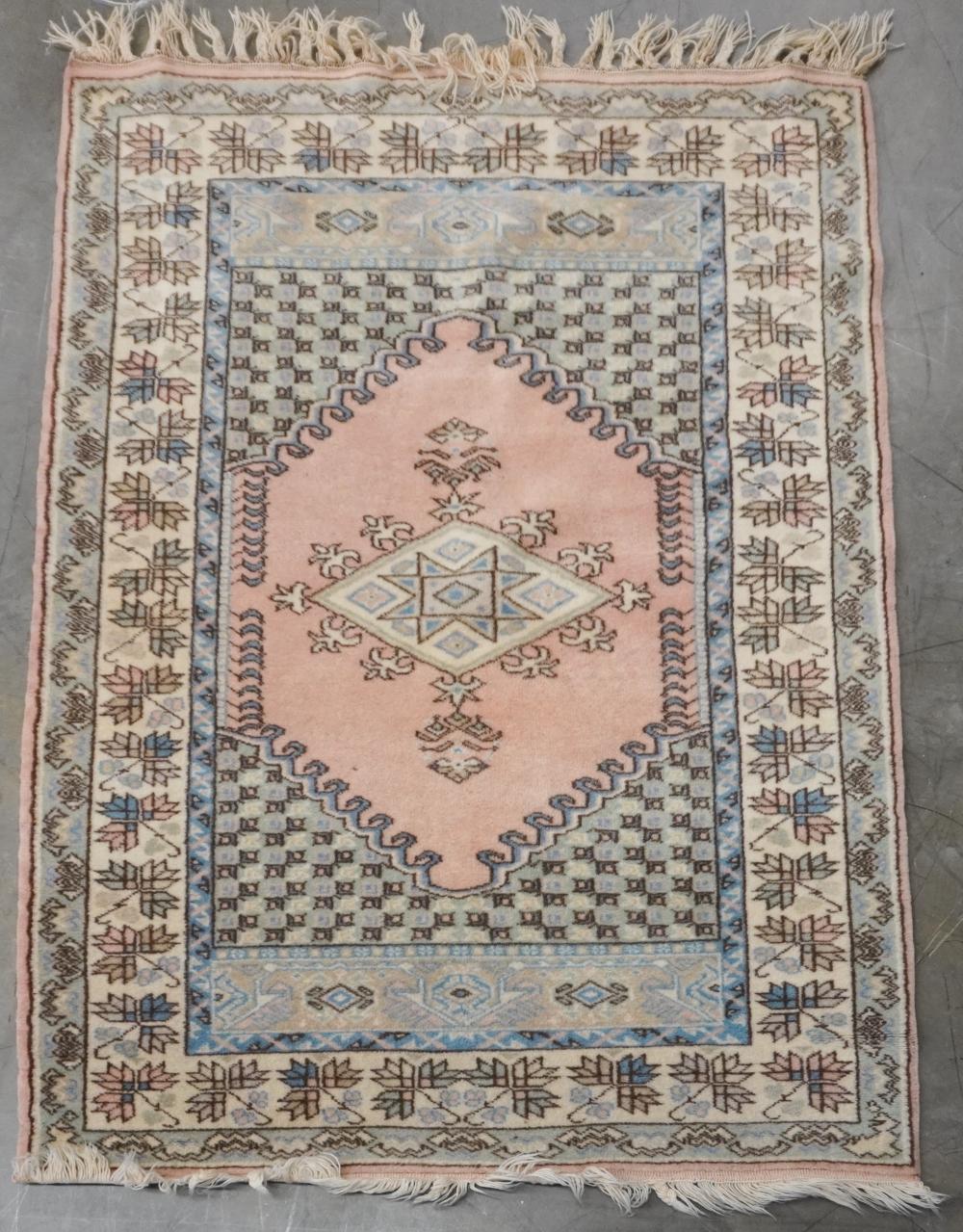 TURKISH RUG 4 FT X 5 FT 9 INTurkish