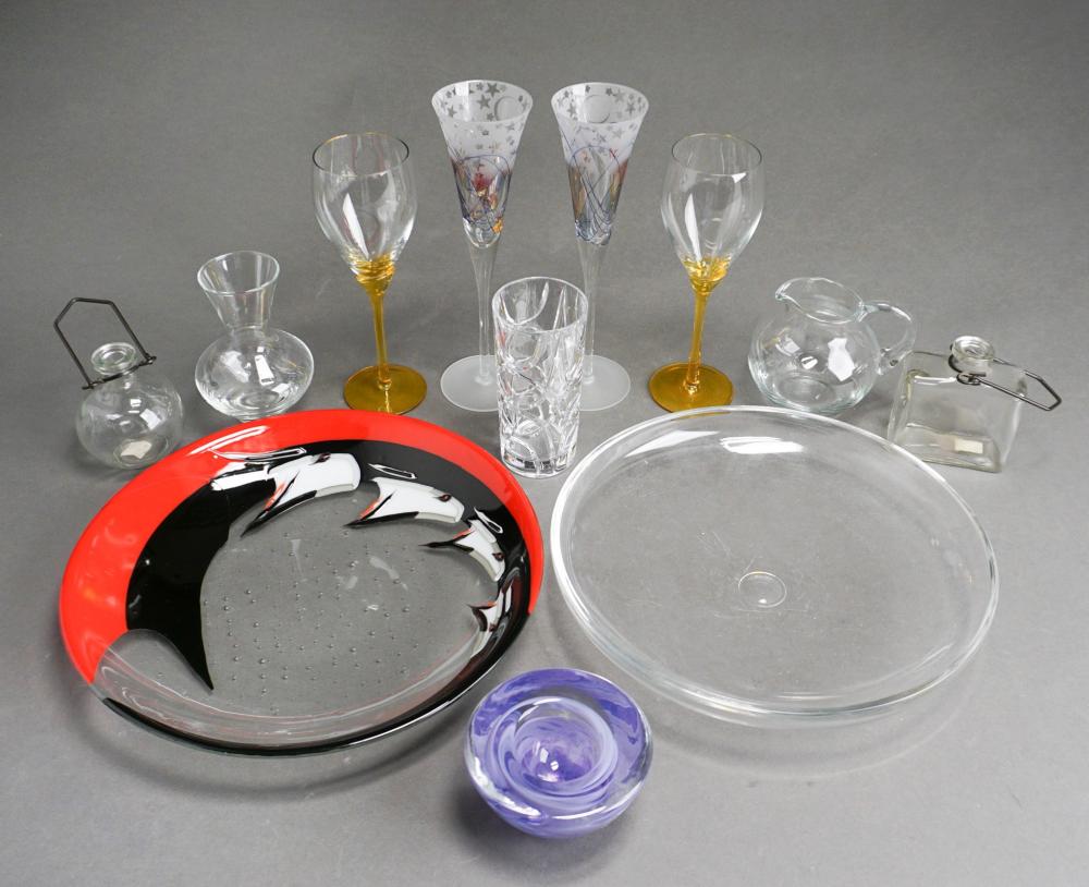 COLLECTION OF GLASS TABLE ARTICLES 2e5447