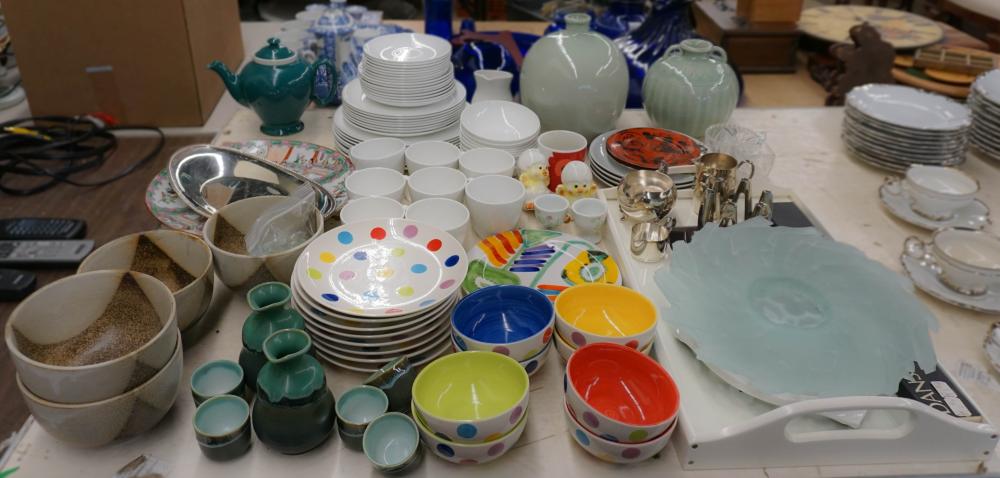 COLLECTION OF ASSORTED CERAMIC 2e5472