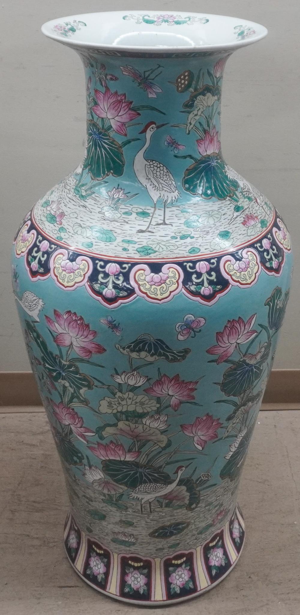 CHINESE FAMILLE ROSE FLORAL VASE  2e54a0