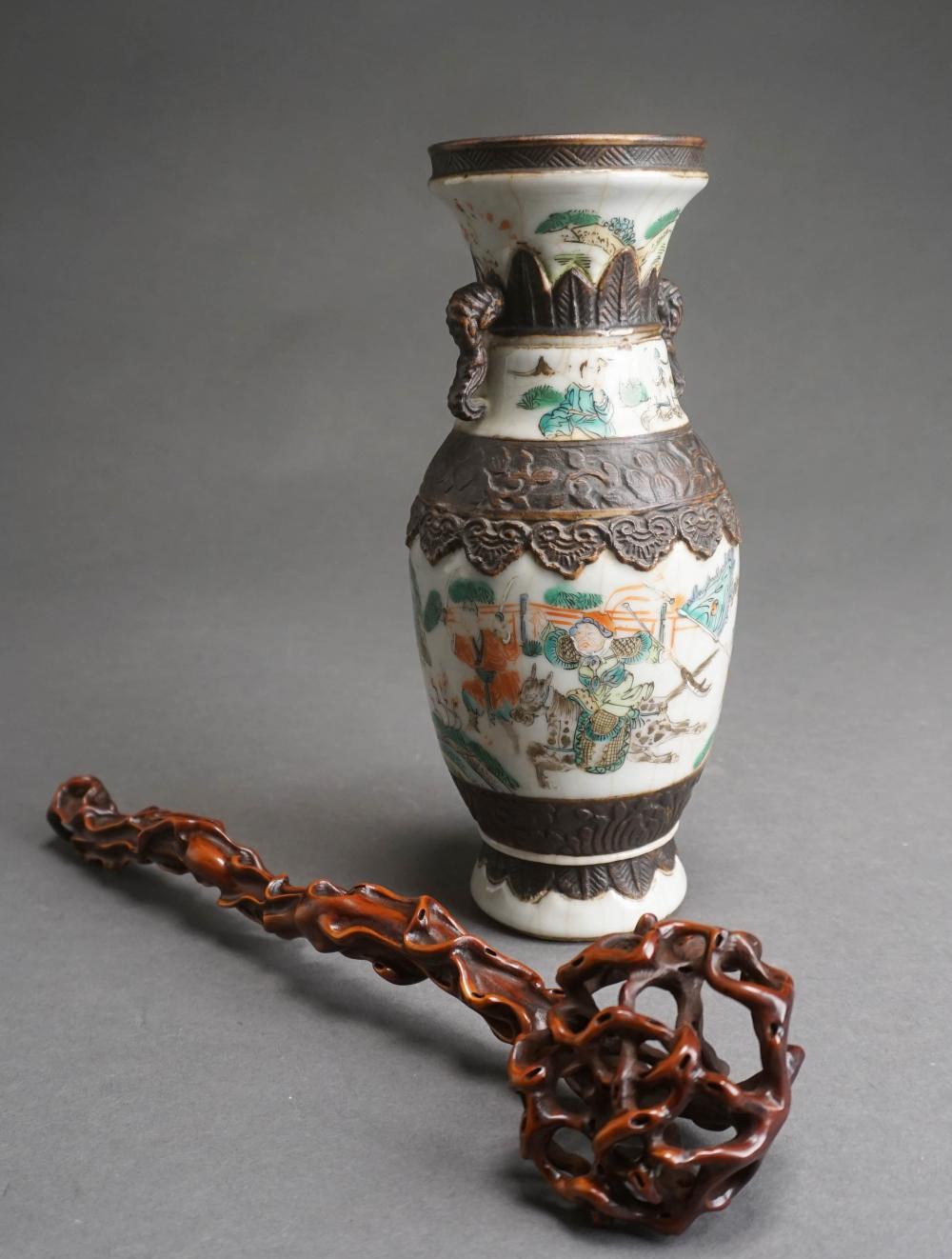 CHINESE FIGURAL DECORATED VASE 2e5660