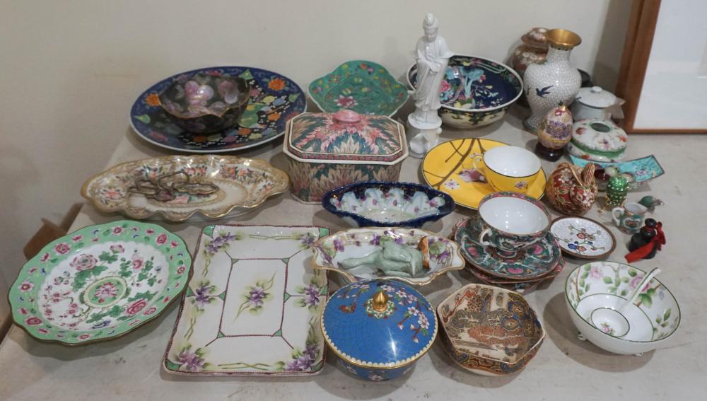 GROUP OF CHINESE AND JAPANESE PORCELAIN 2e5674