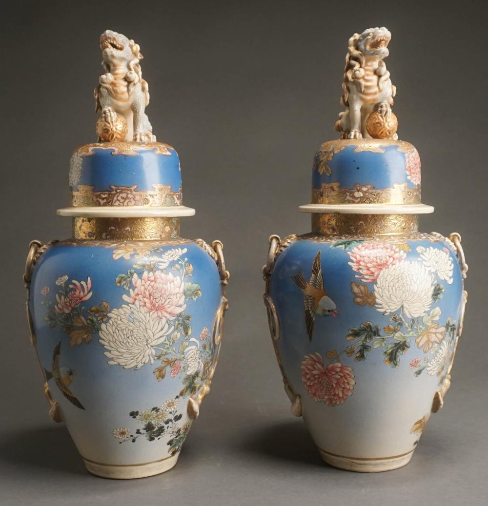 PAIR OF JAPANESE PORCELAIN COVERED 2e56ce