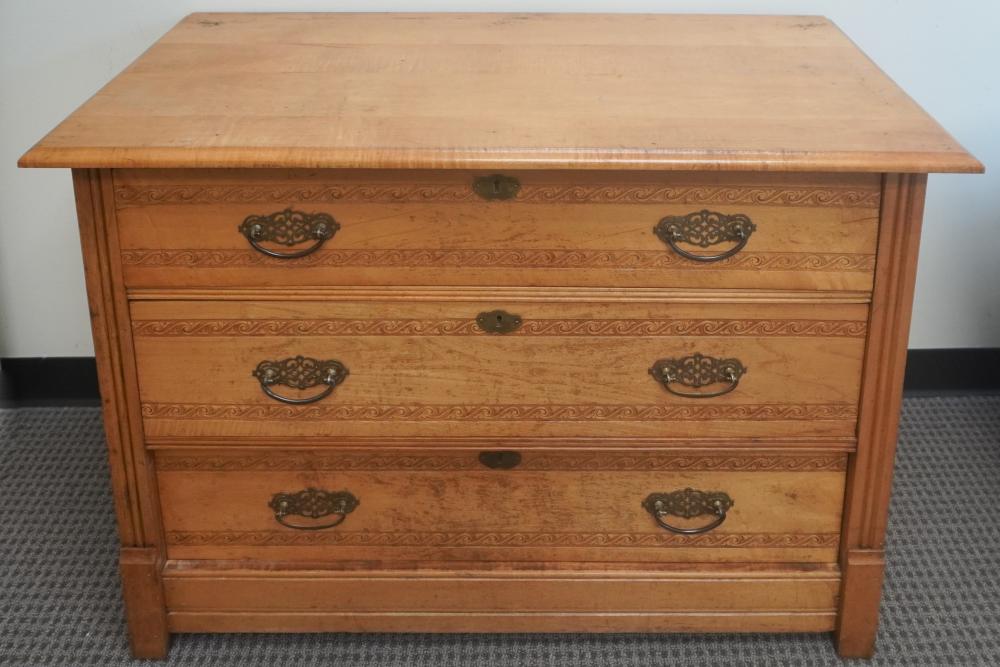 VICTORIAN CHESTNUT CHEST OF DRAWERS 2e574c