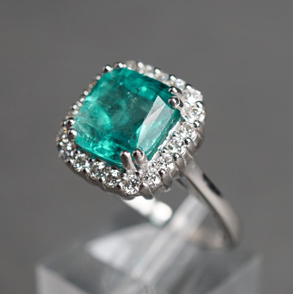 PLATINUM EMERALD AND DIAMOND RING 2e57db