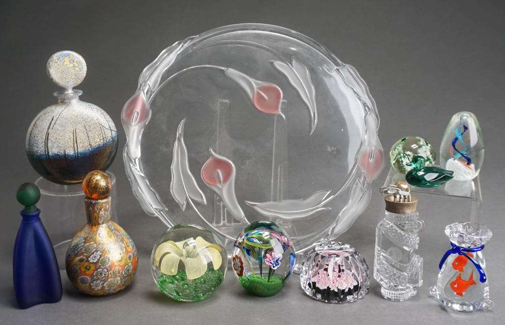 COLLECTION OF ART GLASS PAPERWEIGHTS 2e587e