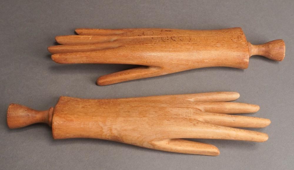 PAIR OF OAK GLOVE DISPLAY STANDS  2e5d2e