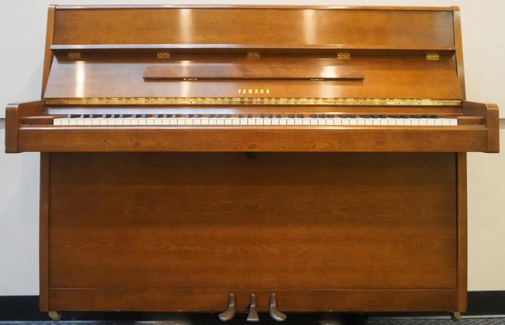 YAMAHA WALNUT P2F UPRIGHT PIANO  2e5d43