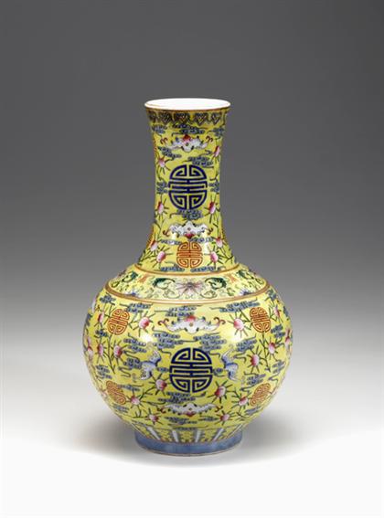 Fine Chinese famille Jaune vase 4a2f0