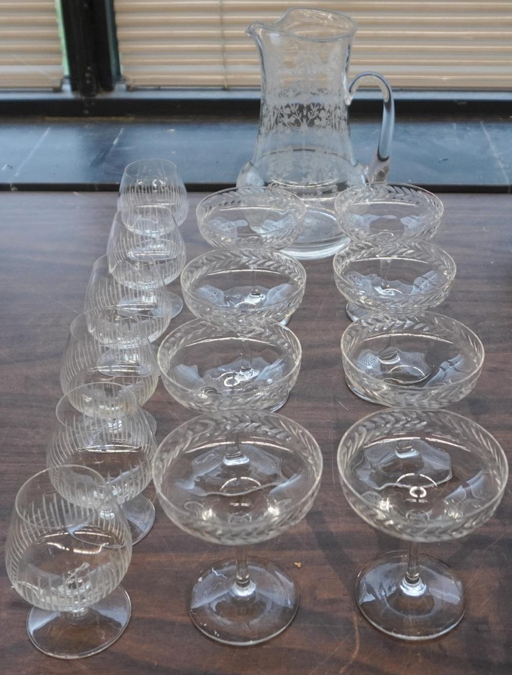 COLLECTION OF ASSORTED GLASSWARE 2e5d91