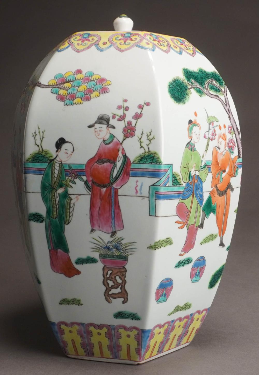 CHINESE FAMILLE ROSE DECORATED 2e5dfc