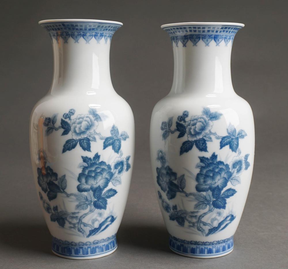 PAIR CHINESE BLUE AND WHITE PORCELAIN 2e5e0d