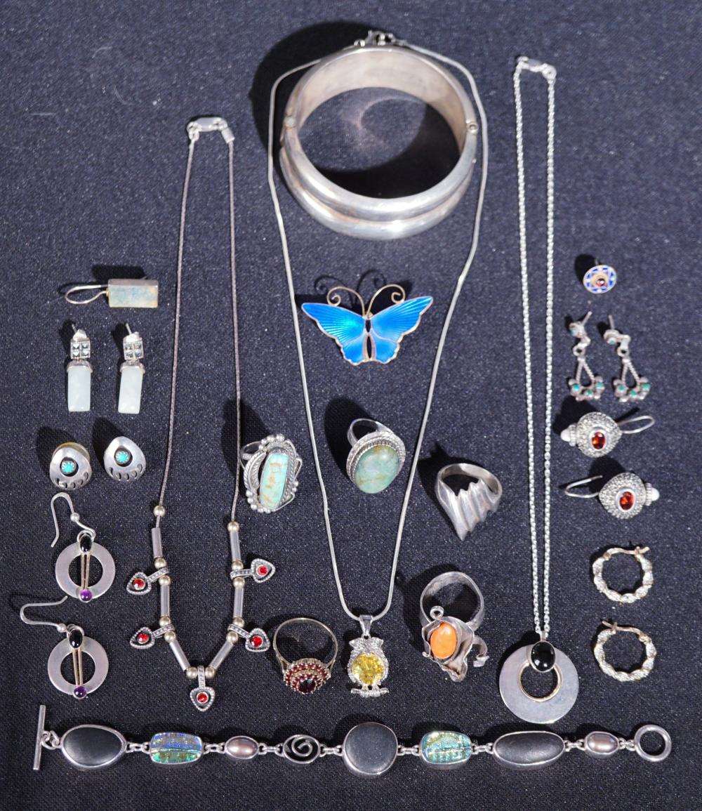 COLLECTION OF MOSTLY SILVER JEWELRYCollection 2e5eee