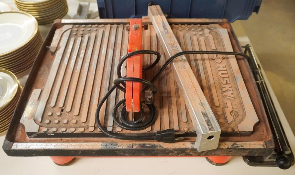 HUSKY TILE SAW AND A METAL CLAMPHusky 2e5f7b