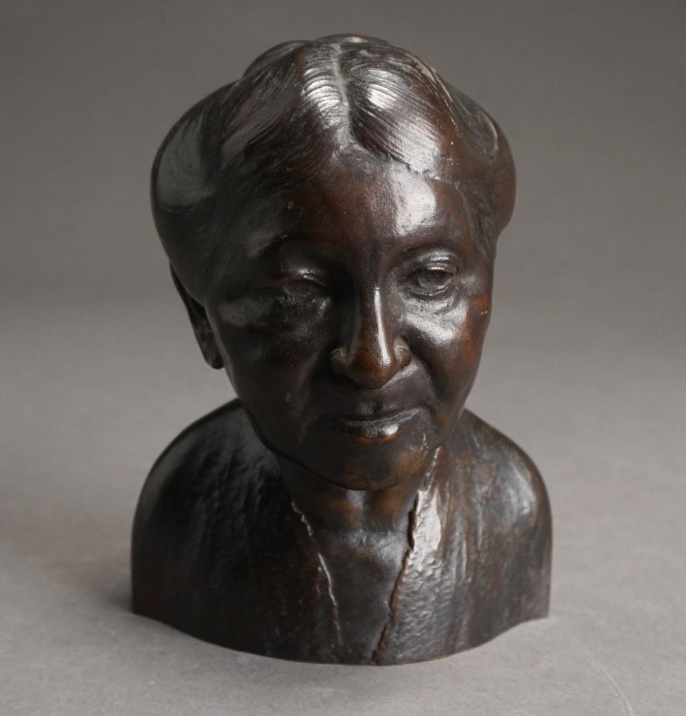 BRONZE BUST OF A WOMAN SIGNED 2e5fc8