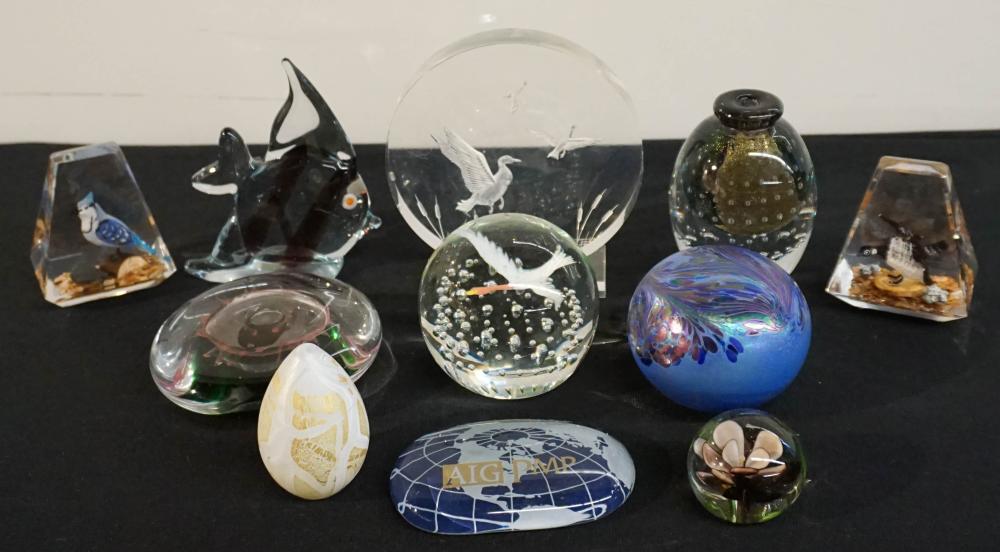 COLLECTION OF GLASS PAPERWEIGHTSCollection 2e60c0