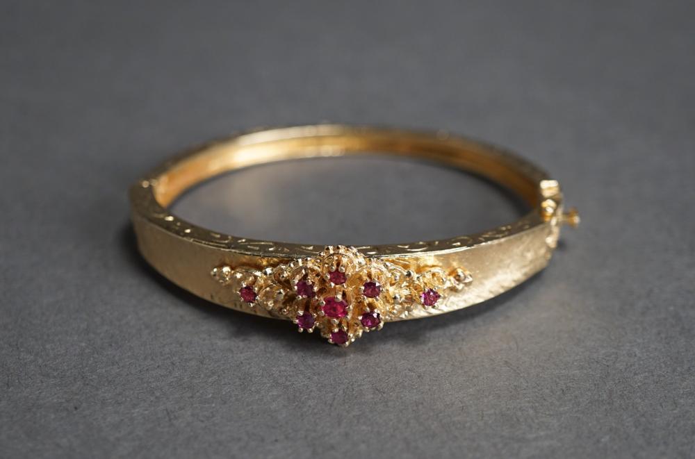 14 KARAT YELLOW GOLD AND RUBY BANGLE 2e6115