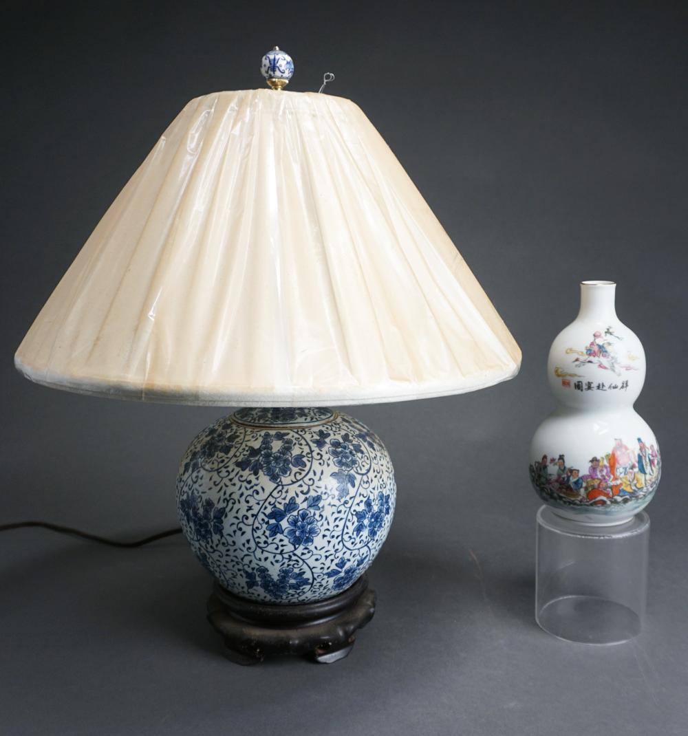 CHINESE BLUE AND WHITE DECORATED 2e610e