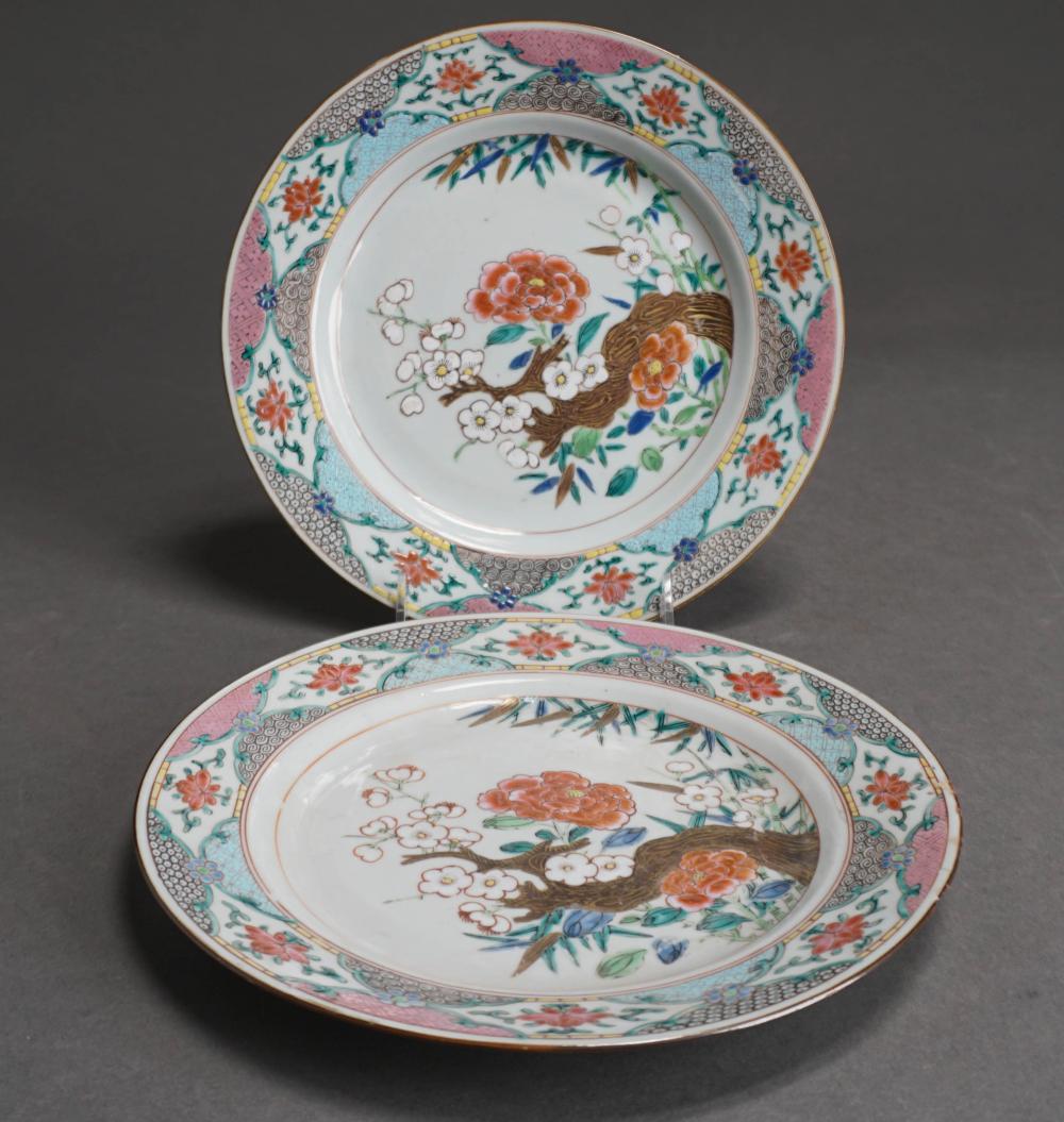 PAIR CHINESE FAMILLE ROSE PLATES 2e61a0
