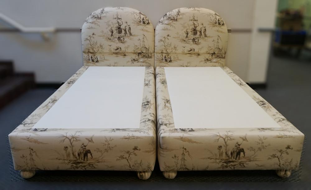 PAIR OF CHINOISERIE UPHOLSTERED 2e622a