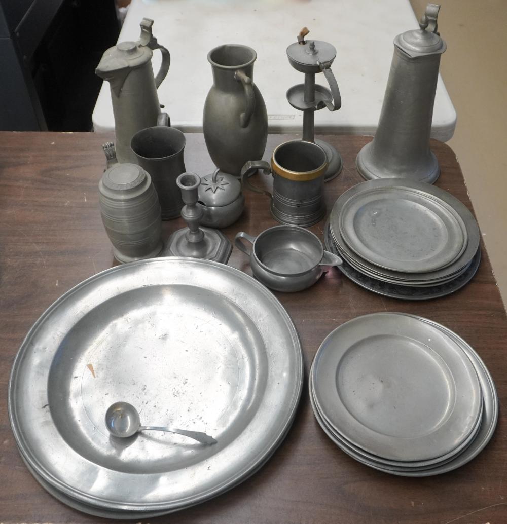 COLLECTION OF PEWTER TABLE ARTICLESCollection 2e6257