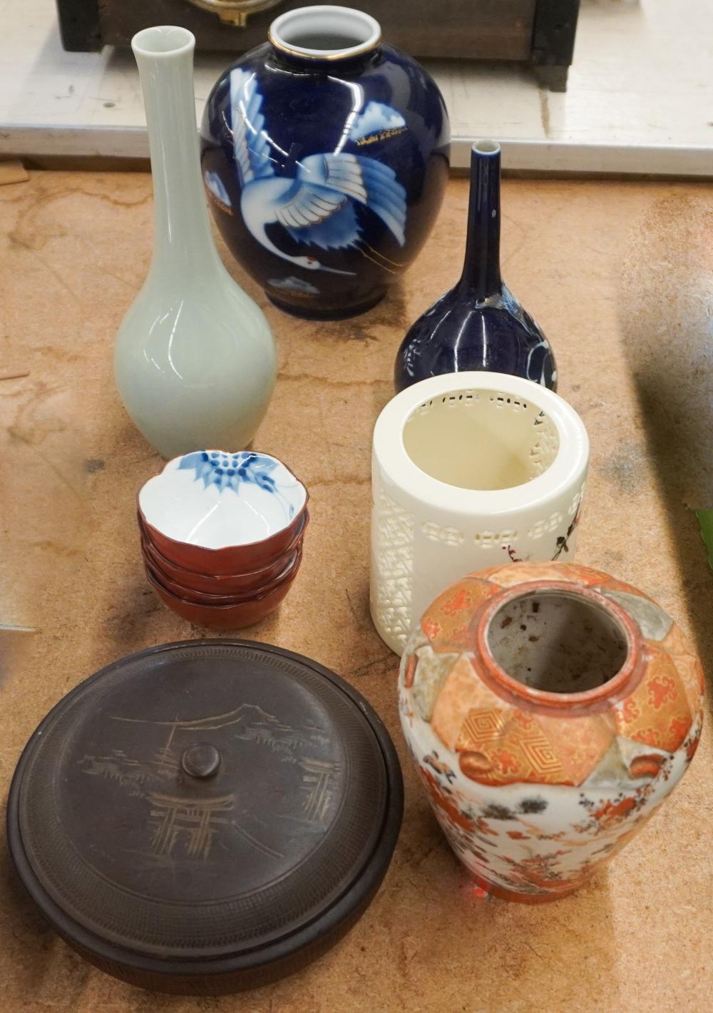 COLLECTION OF ASIAN PORCELAIN AND 2e627b
